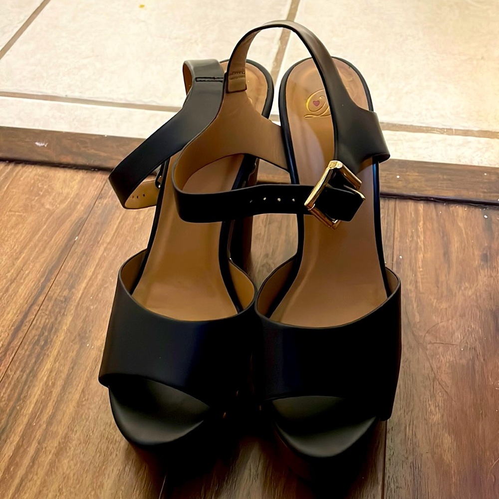 Diva black and wooden slightly used wedges. True to size. 5in heel